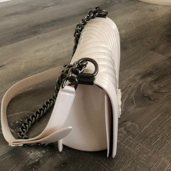 White plastic bag - Picture 3 of 5